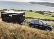 una caravan diventa concessionario itinerante per il marchio di fuoristrada Jeep