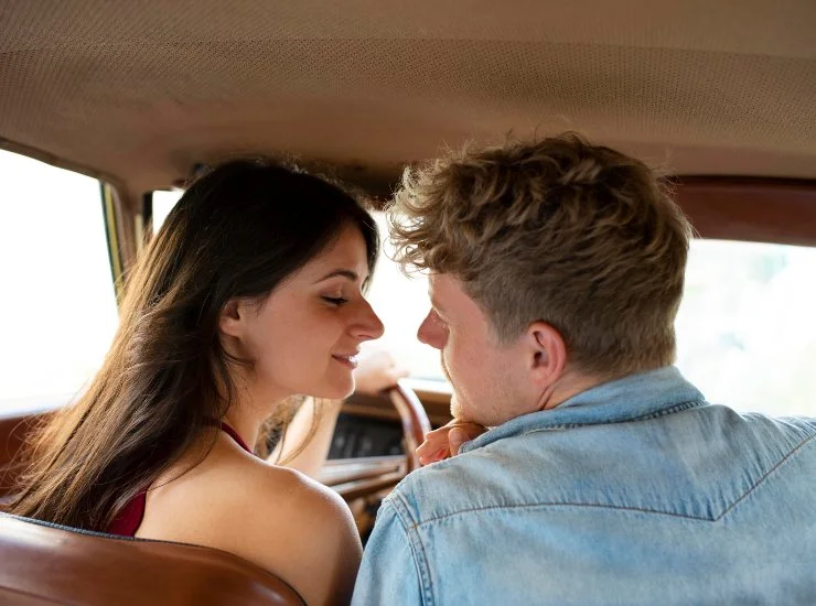 Coppia-in-auto-fonte-Freepik- newscamp