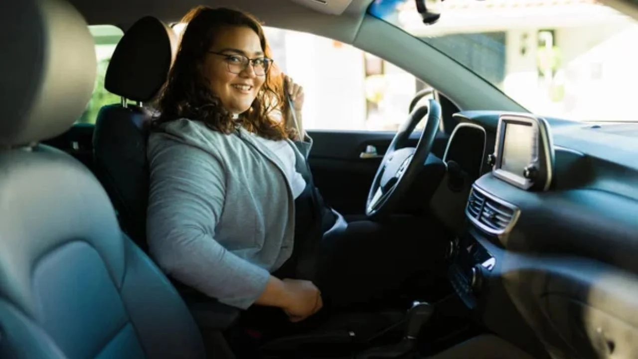 Donna-sovrappeso-al-volante-newscamp