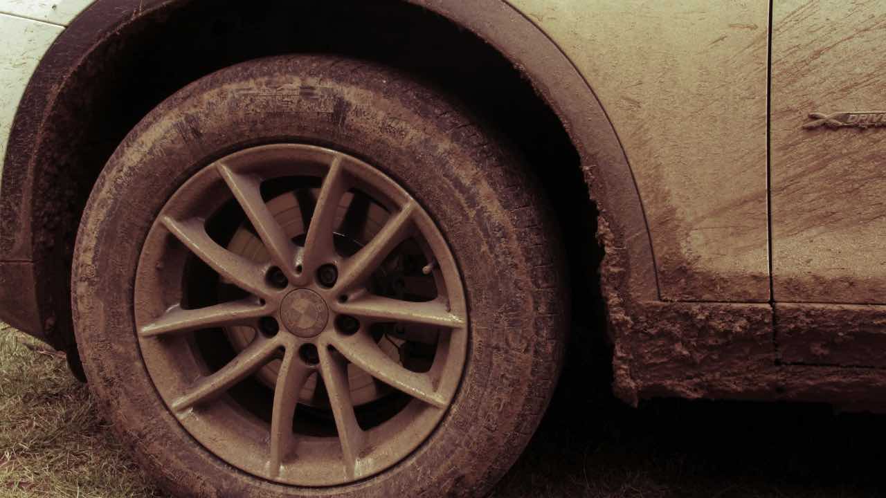 auto-sporca-ruota-pexels-newscamp