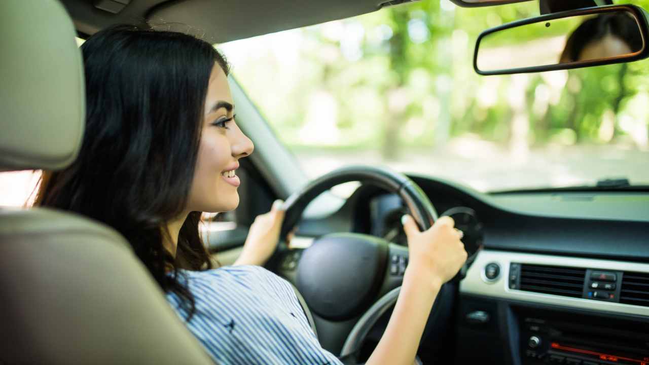 clacson-auto-interno-guidare-donna-volante-Depositphotos.com-newscamp