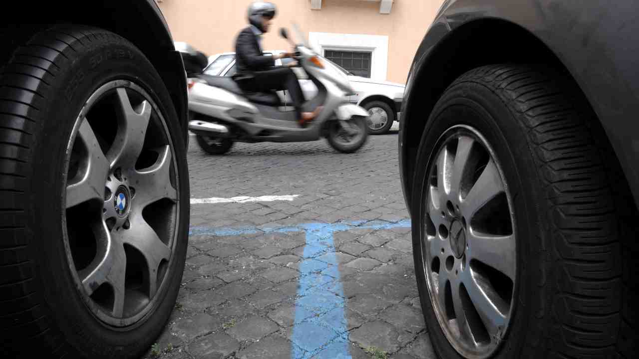 strisceblu-parcheggio-newscamp.