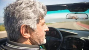 Anziano-alla-guida-Pexels-newscamp