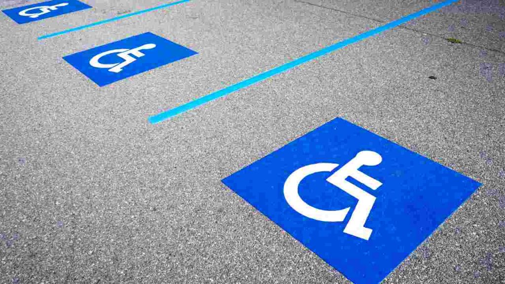“Parcheggio gratis al posto dei disabili… anche se non sono disabile”:  è legge, questi italiani senza 104 non pagano i ticket, se la cavano con la Carta d’identità