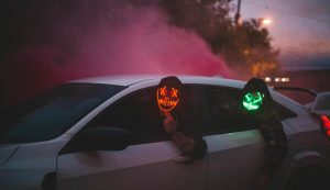 Maschere mentre guidi - travestimento - halloween - carnevale - pexels-i newscamp